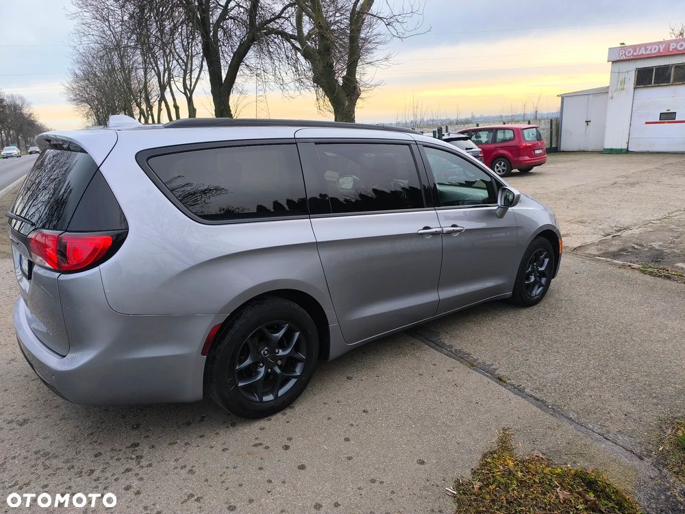 Chrysler Pacifica - 2