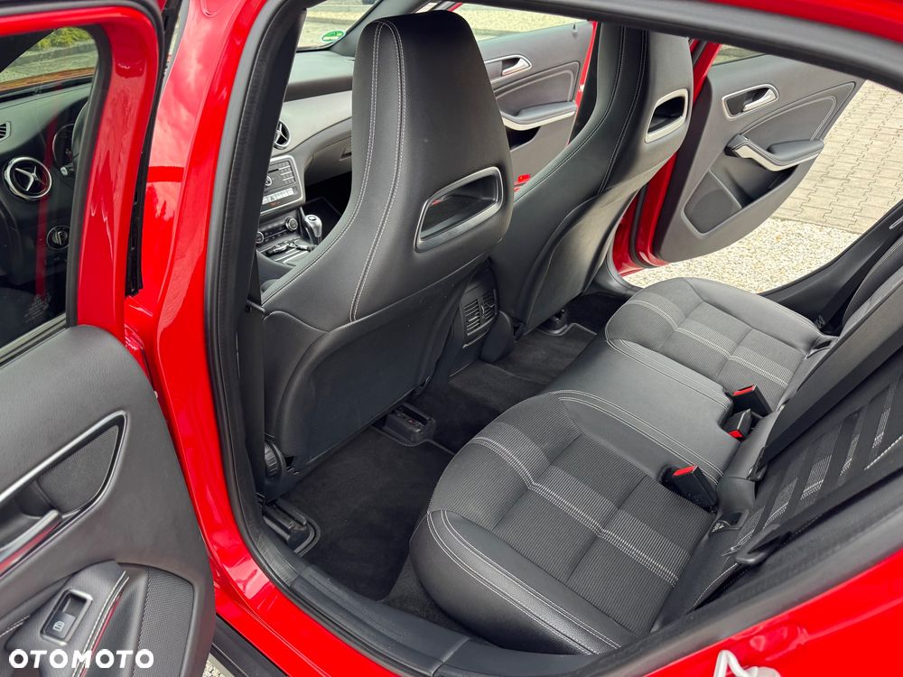 Mercedes-Benz GLA 180 Urban - 24