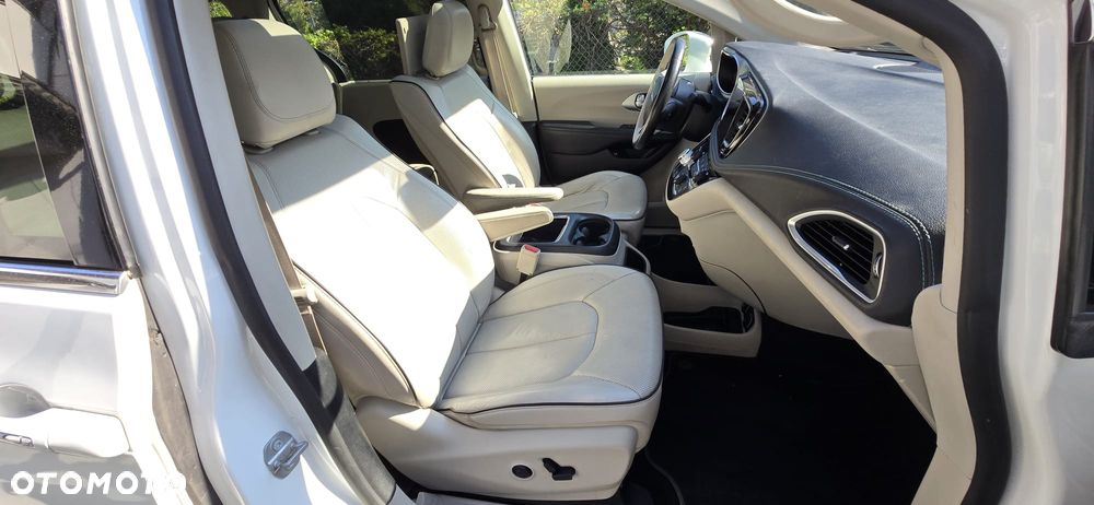 Chrysler Pacifica - 11