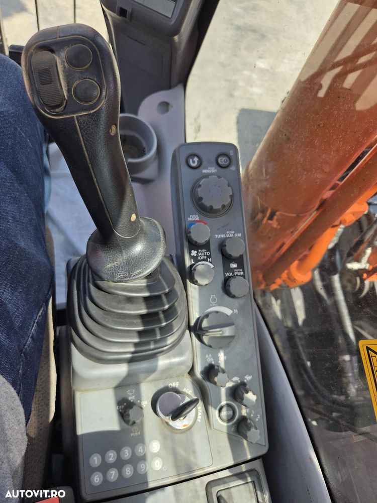 Hitachi ZX210LC-6, 23 tone, cupa NOUA 1,3mc, 2018, 7.784h, CUPLA rapida OIL QUICK, cupa ingusta, inst picon si rotire pe brate, 3 camere, lant 90% ok, consum mediu 9l/h, FULL OPTION, STARE FOARTE BUNA, posibilitate leasing 3 ani-PROMOTIE 83.900 EUR+Tva - 34