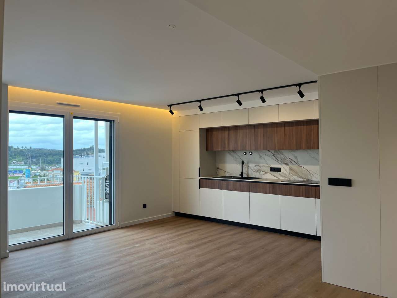 T1 Novo com Varanda e Parqueamento - Centro da Cidade! - Grande imagem: 2/29