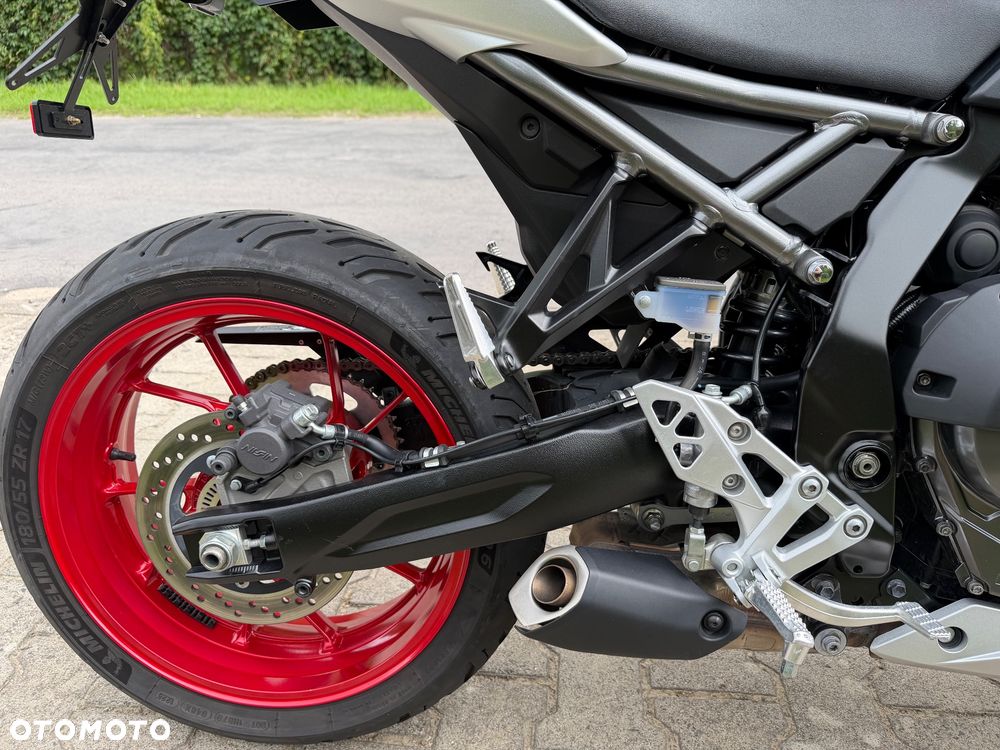 Suzuki GSX - 18