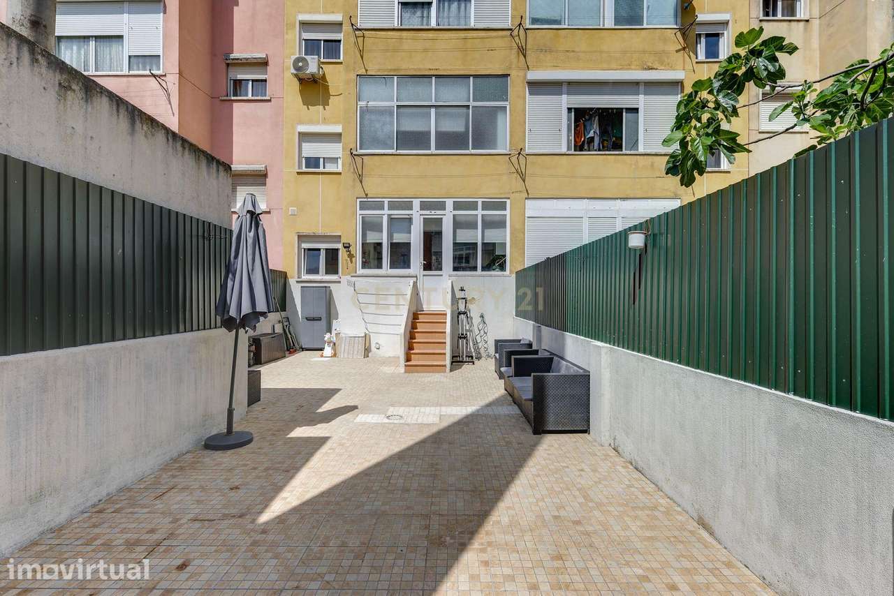 T2 REMODELADO, COM TERRAÇO DE 73M2 - Grande imagem: 2/23