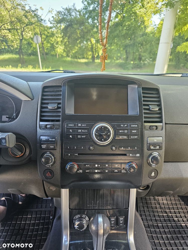 Nissan Pathfinder 2.5 D LE EU5 - 17