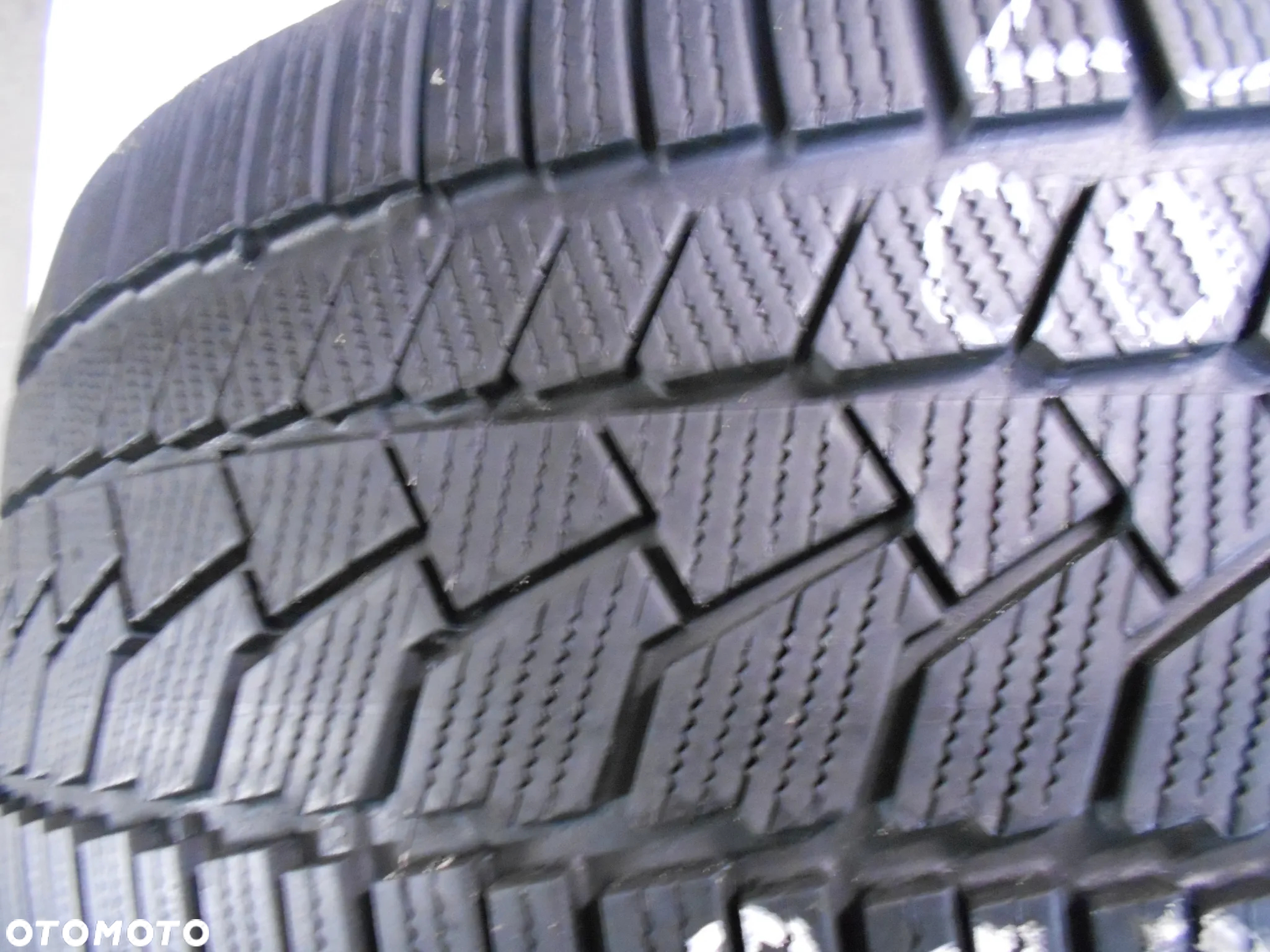 OPONA POJEDYNKA 255/40R18 CONTINENTAL WINTER CONTACT TS 860S SSR RSC XL DOT 2022 7.6MM - 2