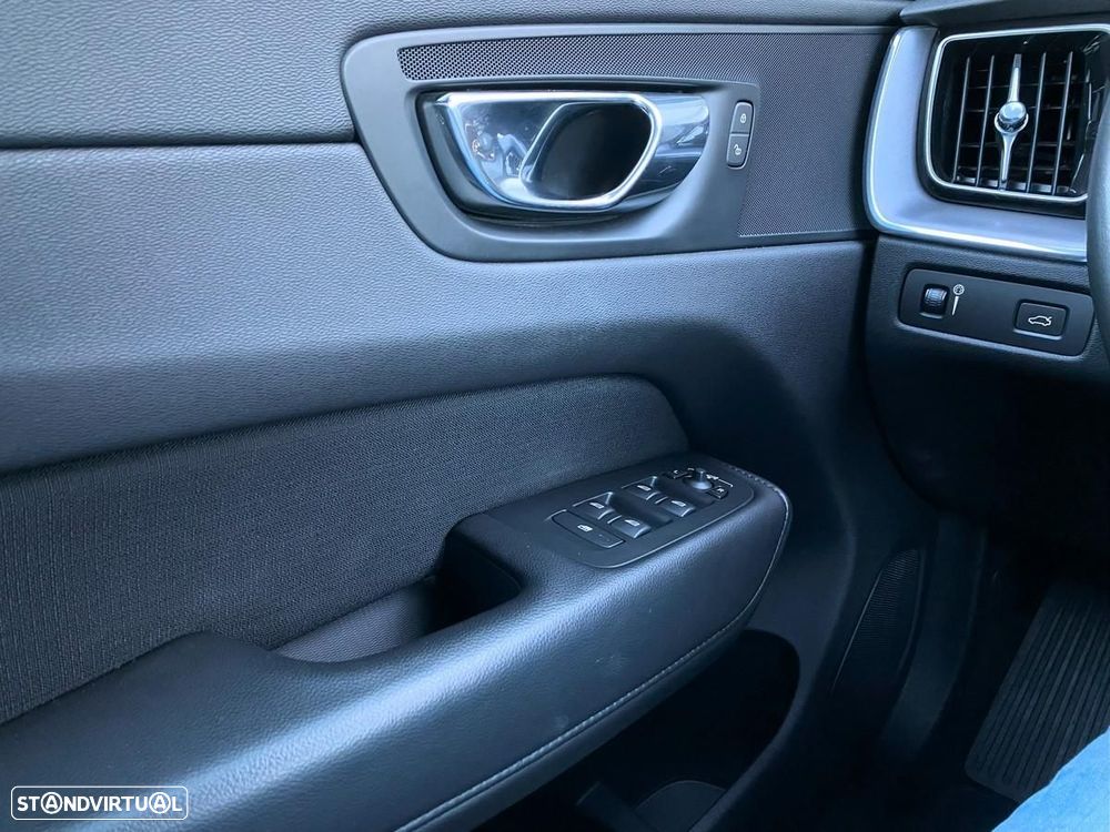 Volvo XC 60 2.0 D4 Momentum Plus - 25