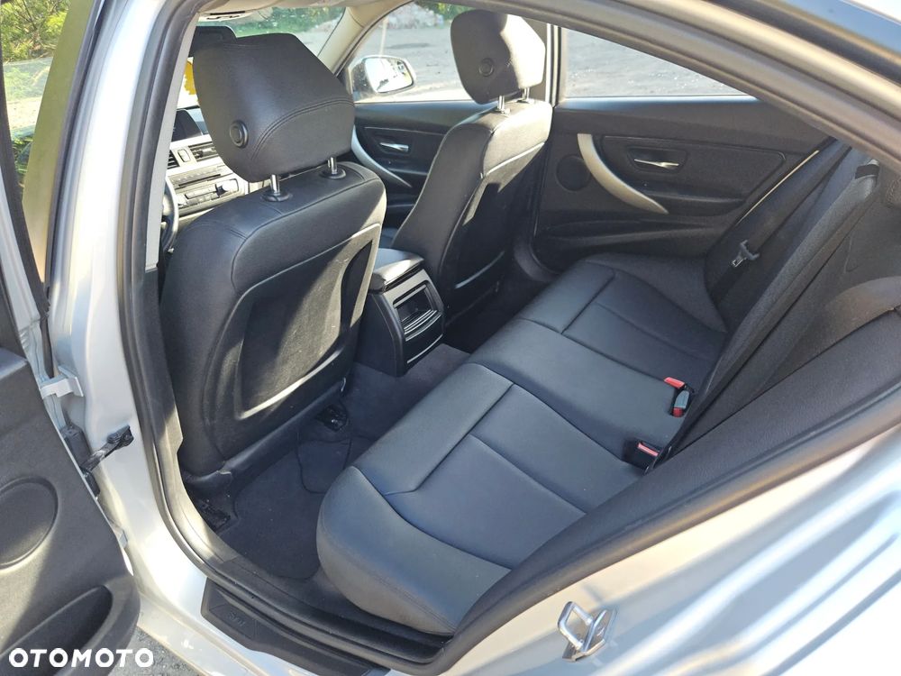 BMW Seria 3 318d EU6 - 14