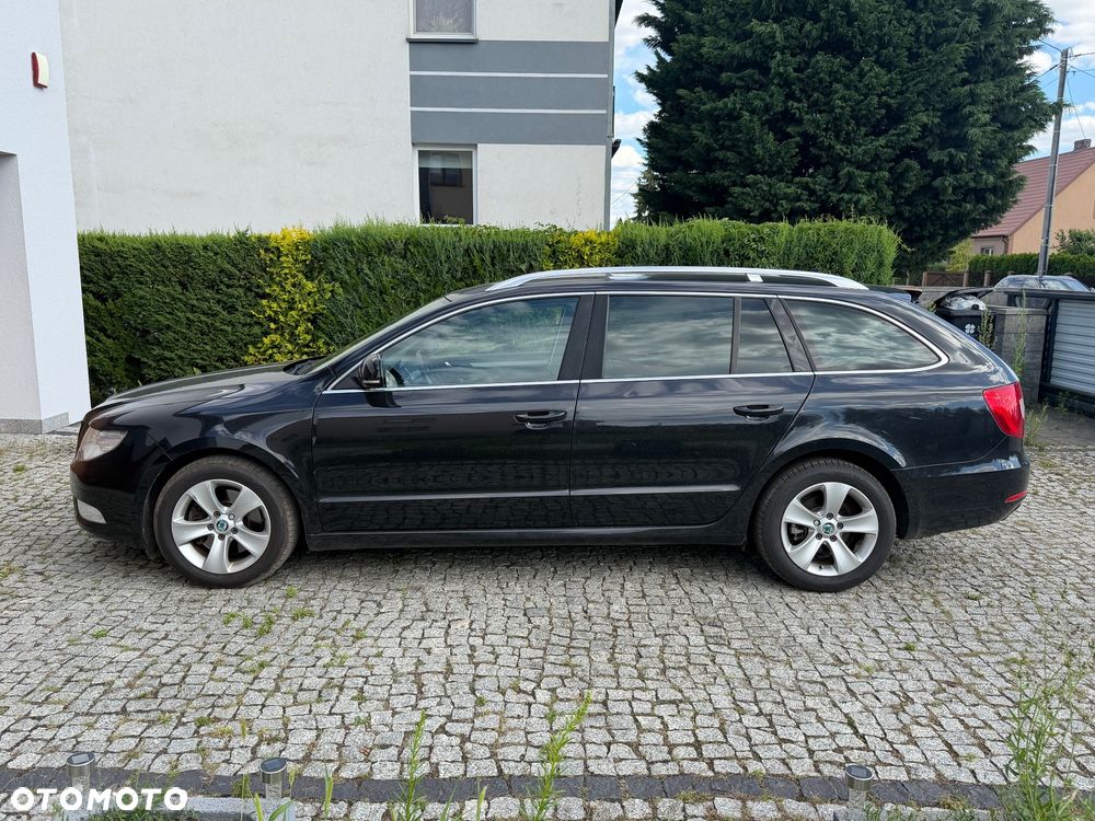 Skoda Superb 2011 photo 2