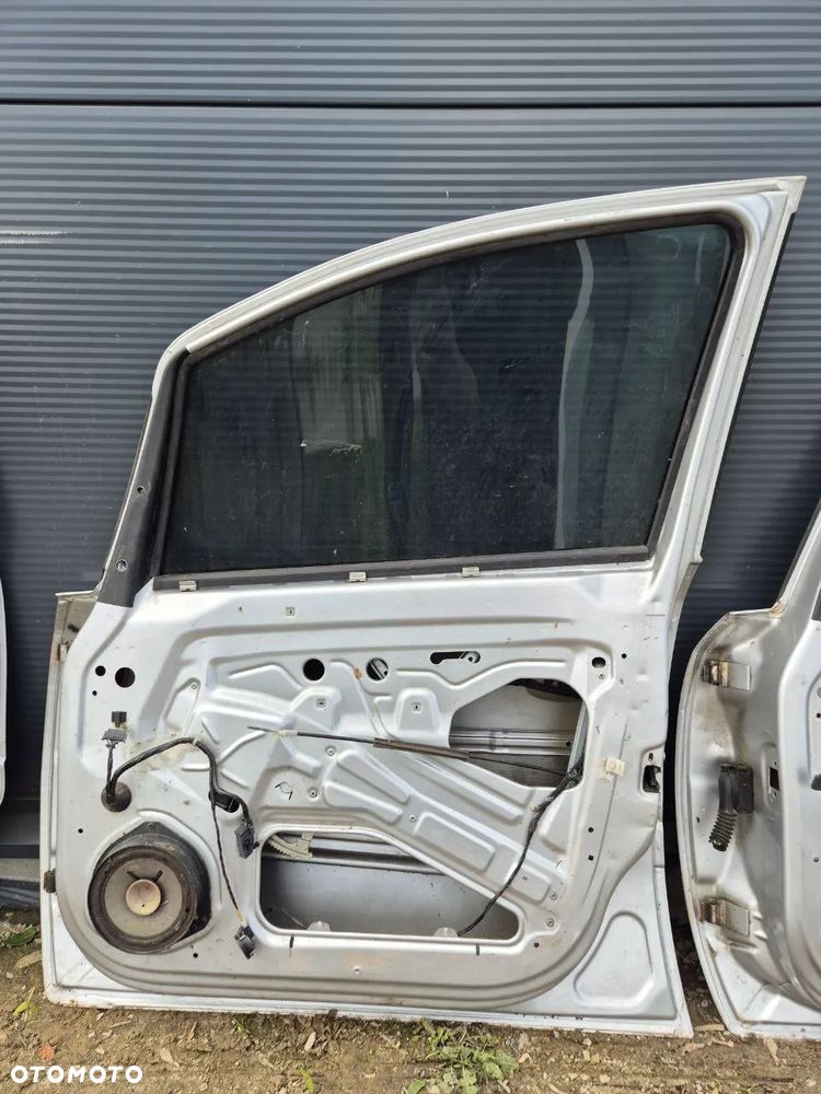 DRZWI KLAPA MASKA OPEL ZAFIRA II B - 26