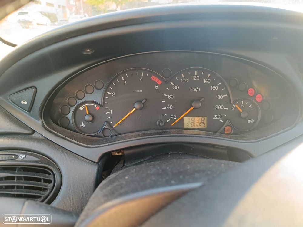 Ford Focus SW 1.8 TDCi Ghia — fotografia 13
