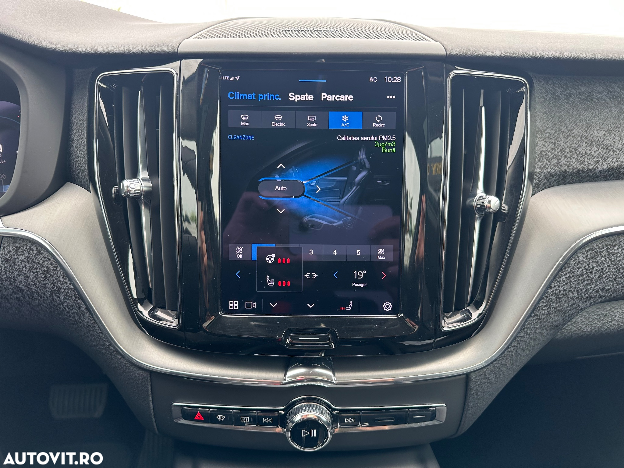 Volvo XC 60 B4 MHEV AT8 FWD Momentum Pro - 31