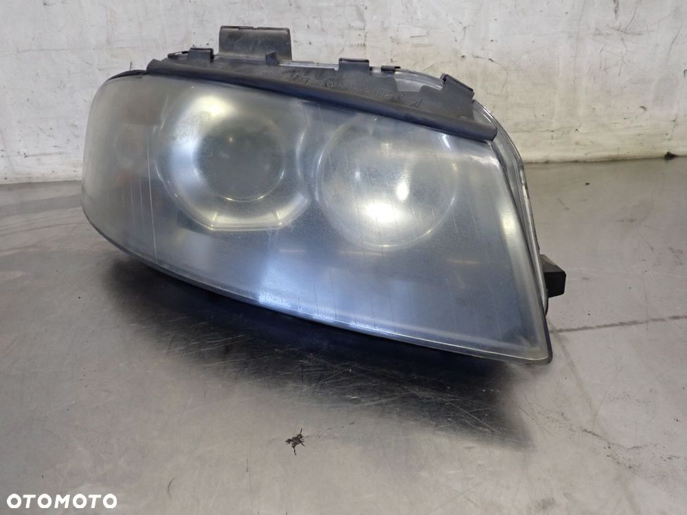 LAMPA PRAWA PRZEDNIA XENON AUDI A3 8P 2.0TDI - 1