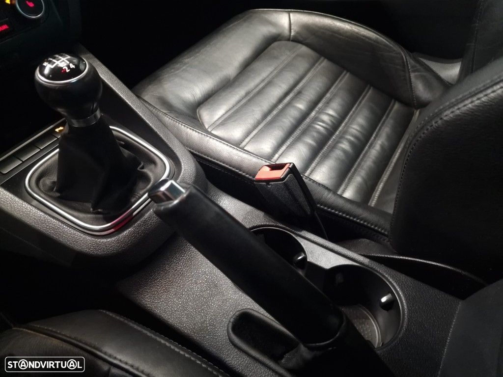 VW Jetta 1.6 TDi Highline - 32