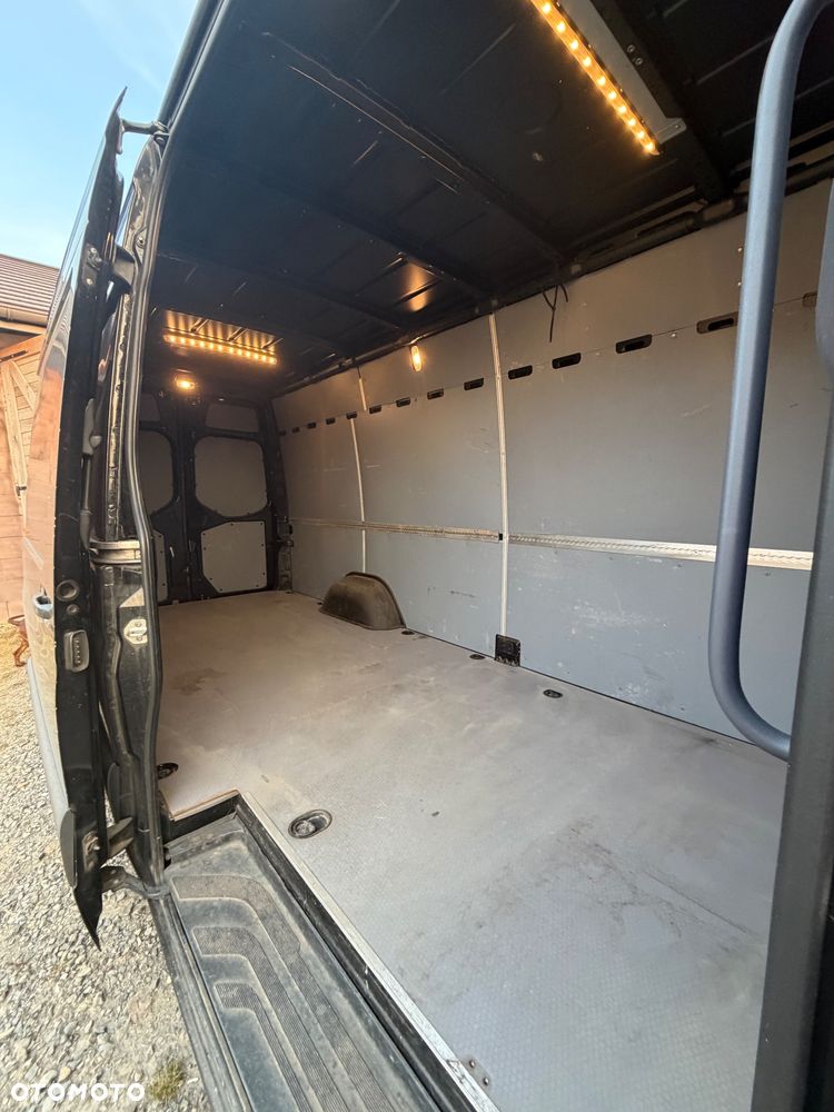 Mercedes-Benz 319 - 22