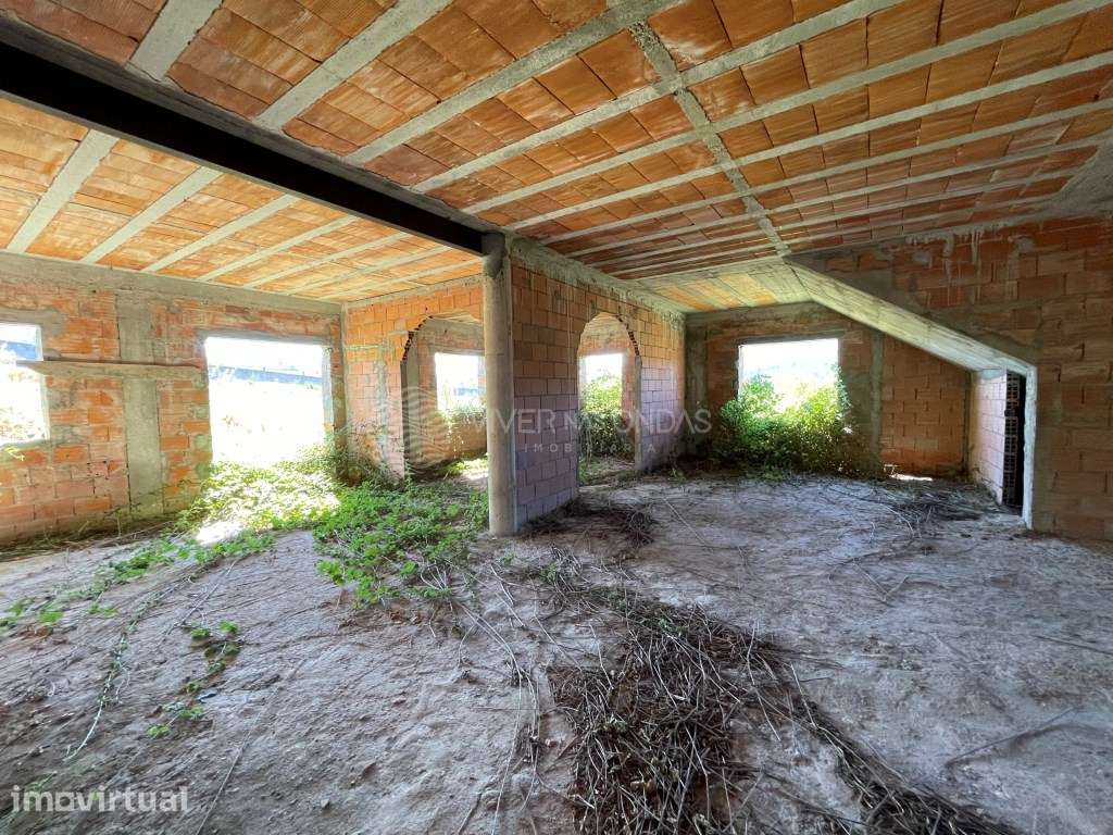 Terreno com moradia inacabada, em Sobreira - Paredes. - Grande imagem: 5/15