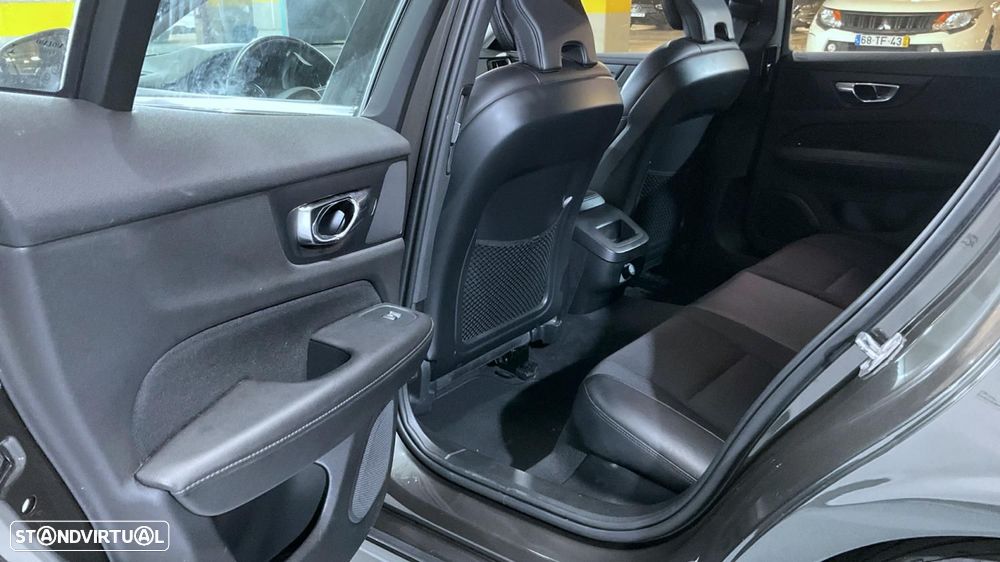 Volvo V60 2.0 T4 Momentum Plus - 19