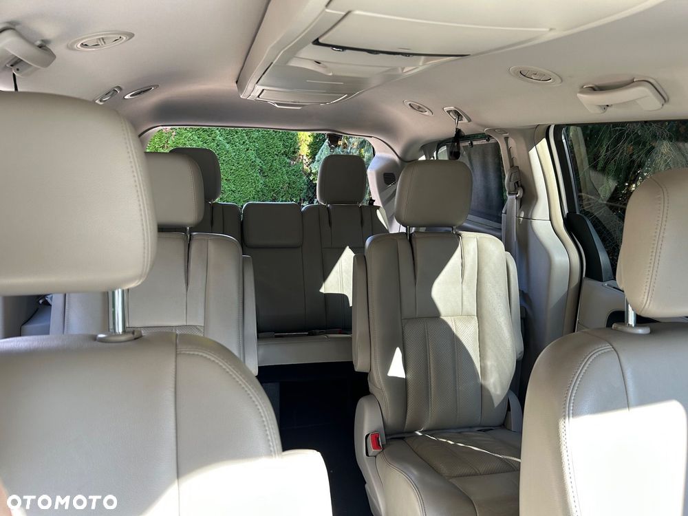 Chrysler Town & Country - 7