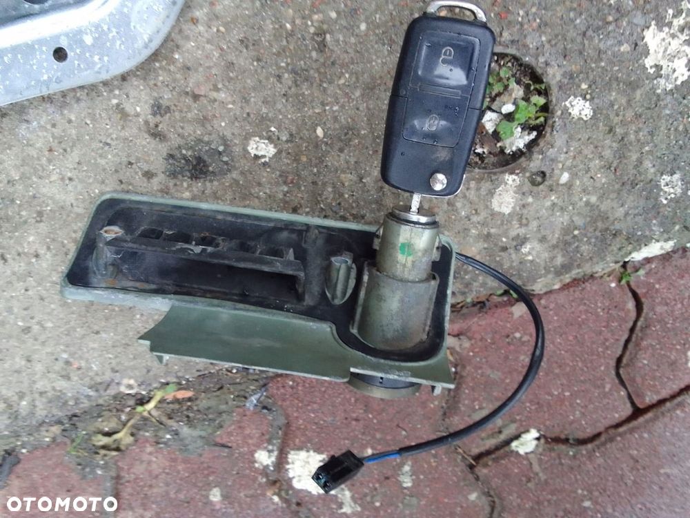 VW T5 ZAMEK WKŁADKA KLUCZYK DRZWI SKRZYDEŁKA TYLNE LEWE KOMPLET - 2