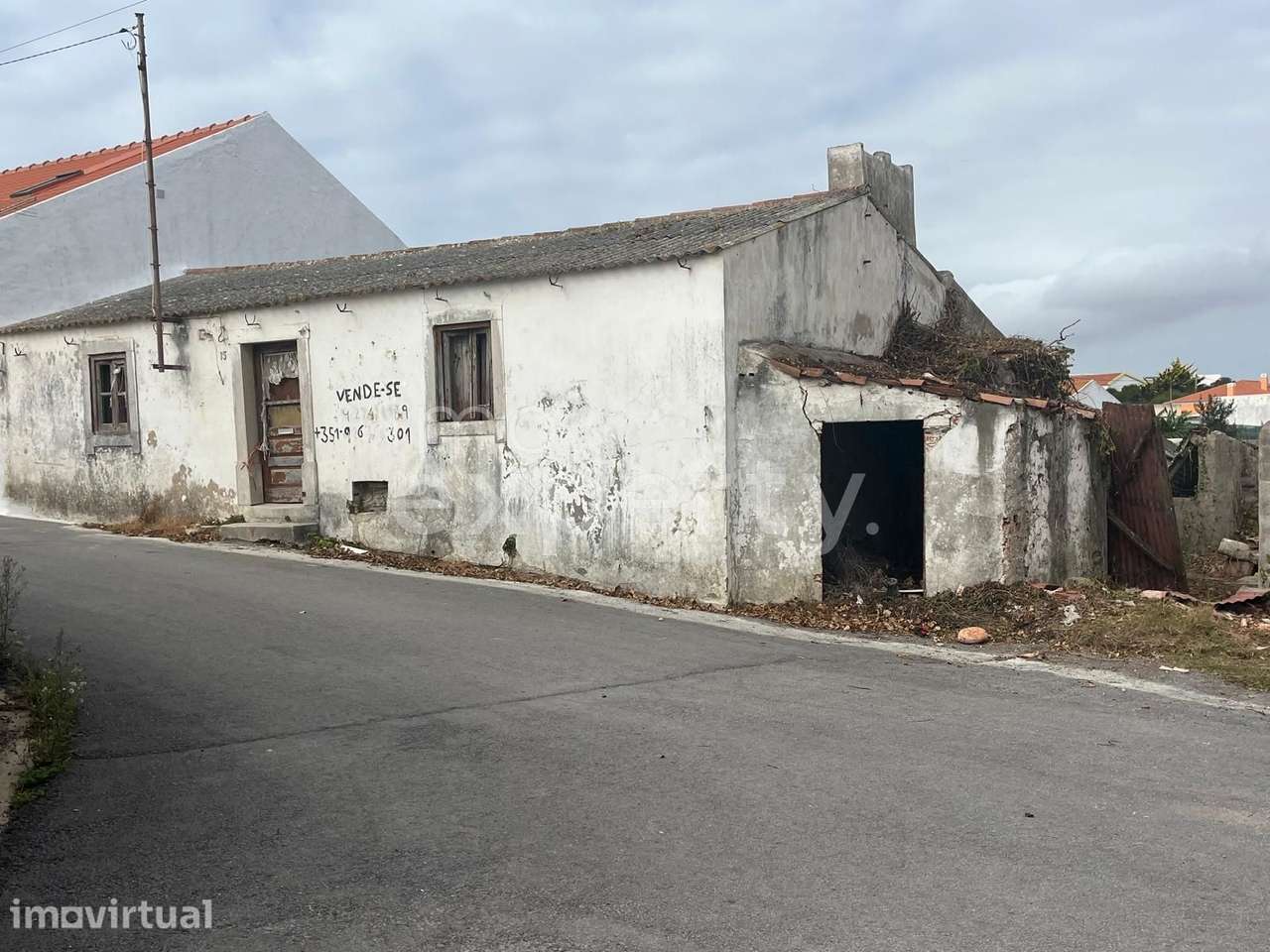 Moradia T3 em ruína com projeto remodelação na Atalaia, Lourinhã