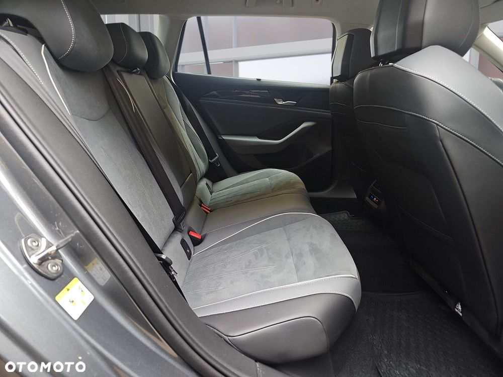 Volkswagen Passat - 12