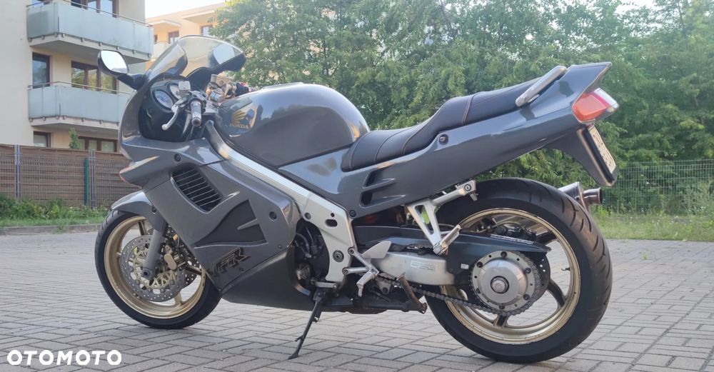 Honda VFR - 4