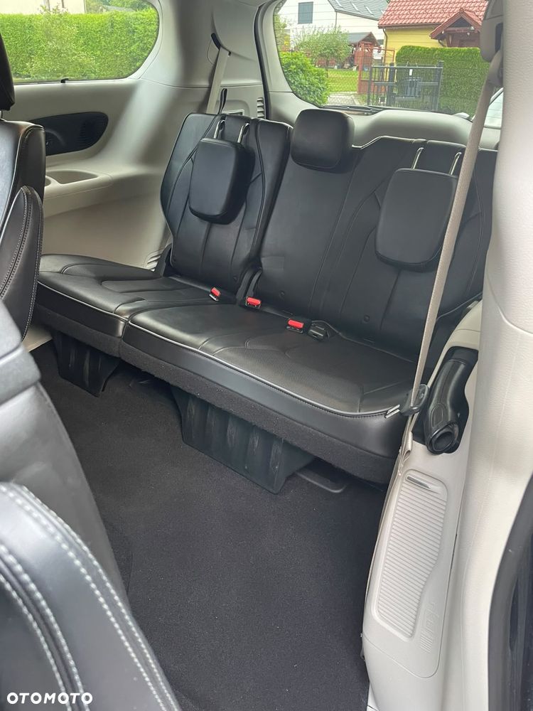 Chrysler Pacifica - 16