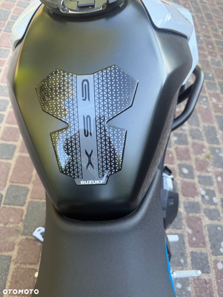 Suzuki GSX - 16