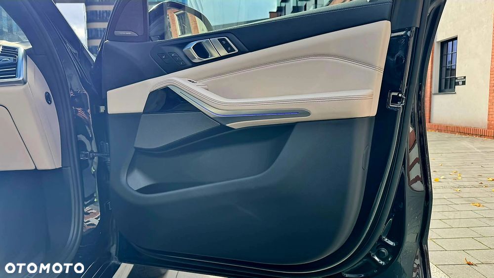 BMW X5 M M50i - 24