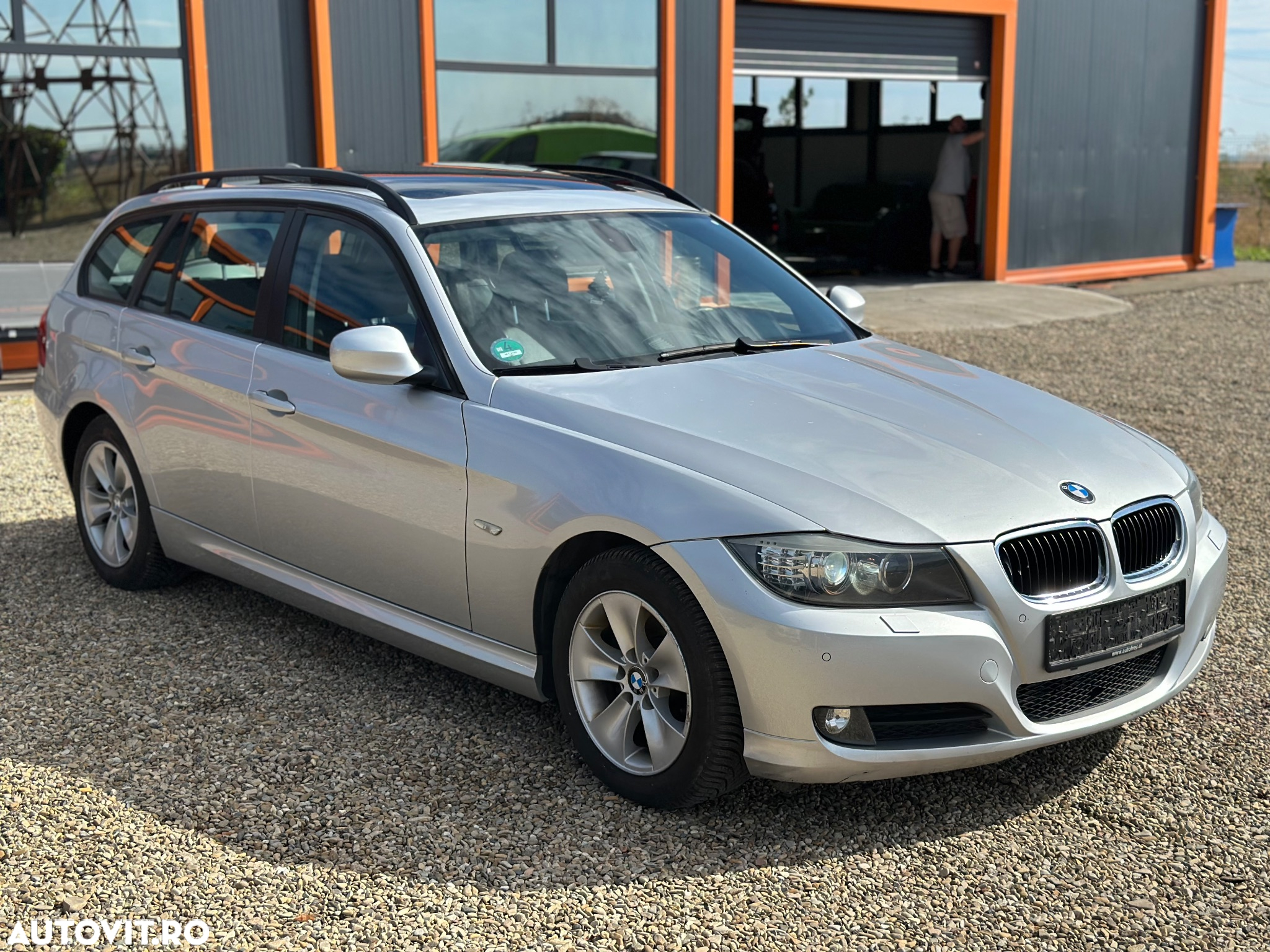 BMW Seria 3 320d DPF Touring Aut. - 2