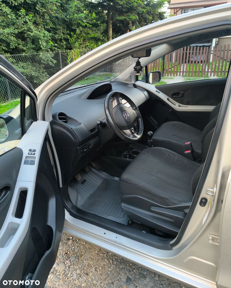 Toyota Yaris - 10