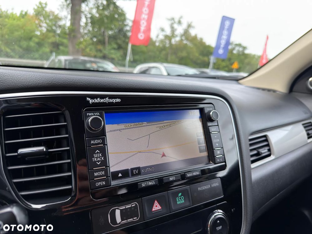 Mitsubishi Outlander Instyle NAVI + - 32