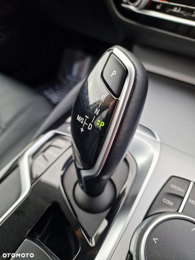 BMW Seria 5 518d - 27