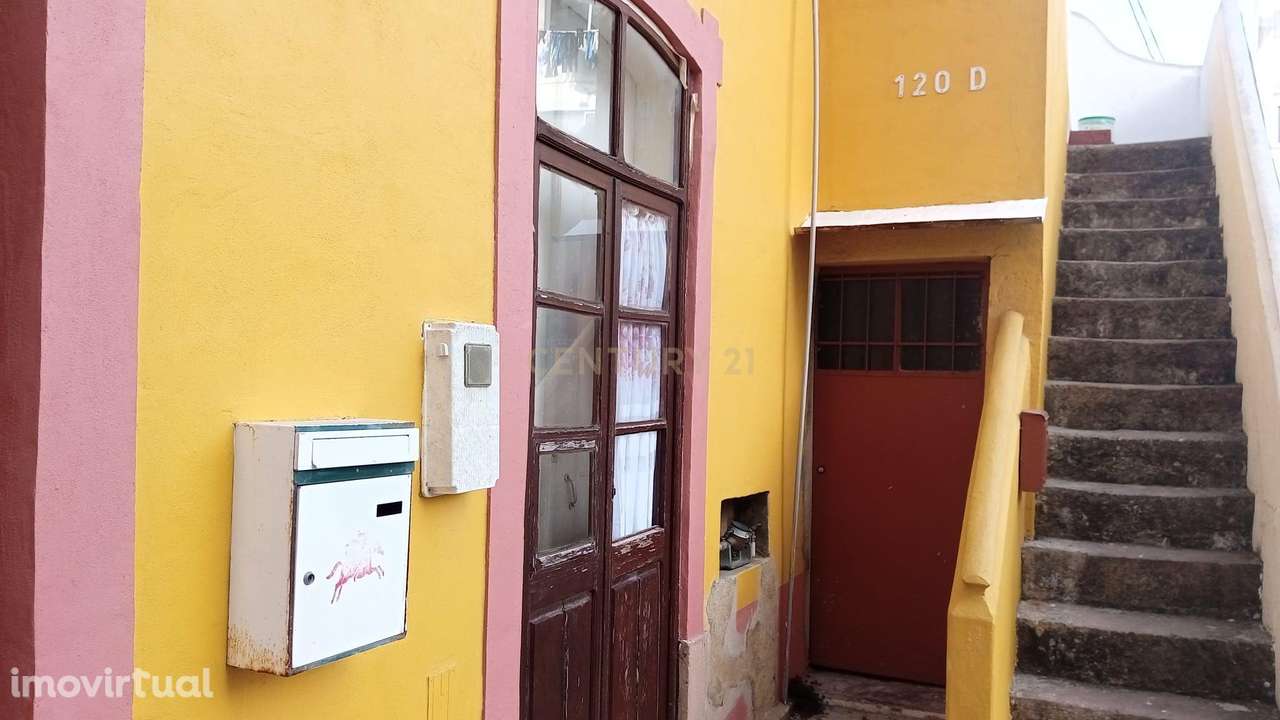 Edifício de dois pisos em pleno coração da cidade ( Montalvão) de Se - Grande imagem: 4/9