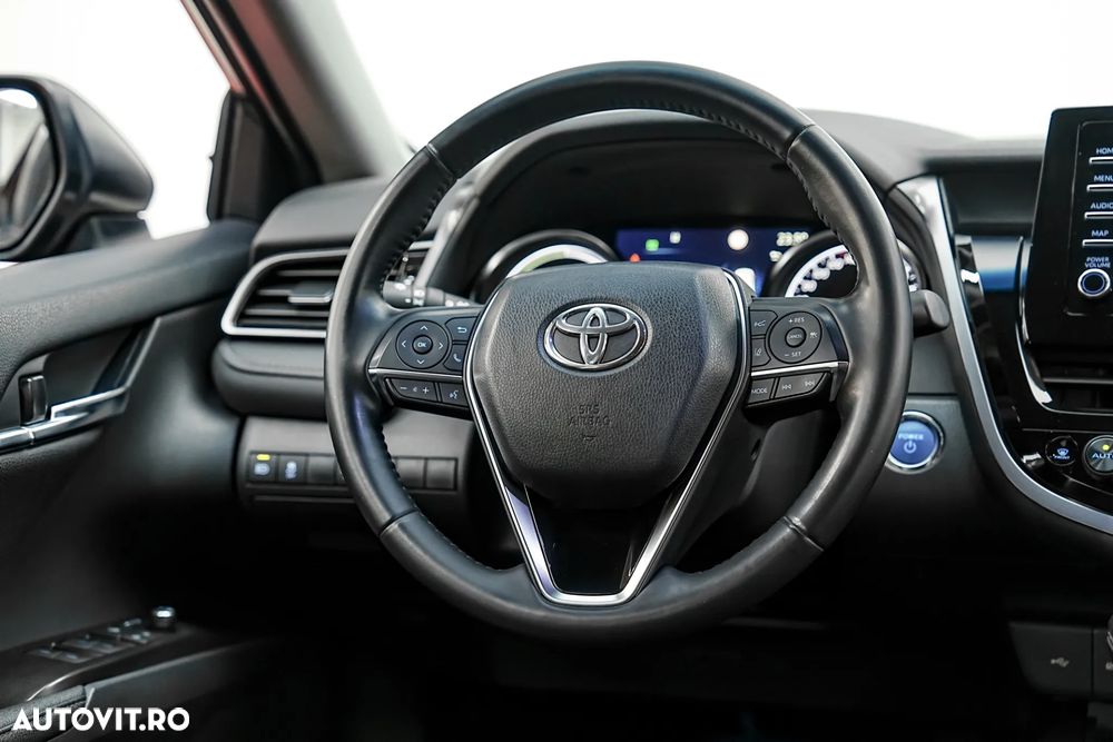Toyota Camry Luxury - 18