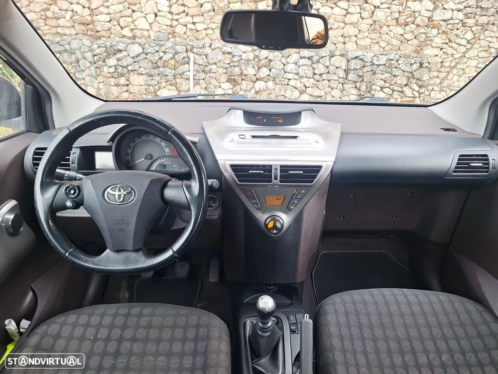Toyota iQ 1.0 VVT-i 2 - 8