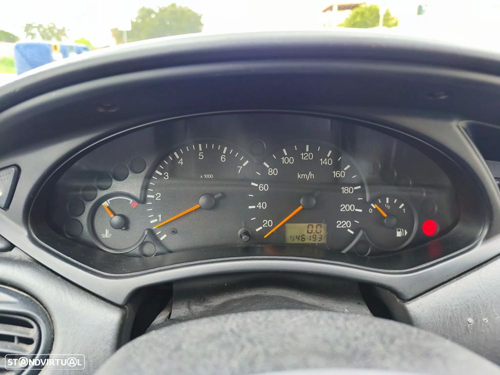 Ford Focus SW 1.8 TDdi Ghia - 18