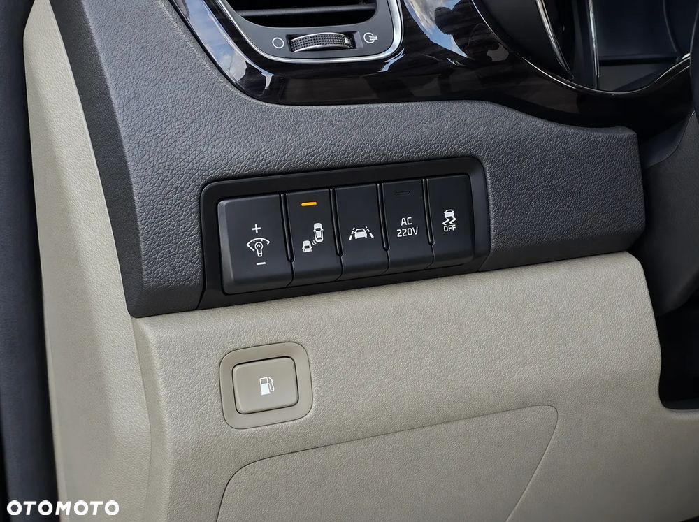Kia Carnival - 17