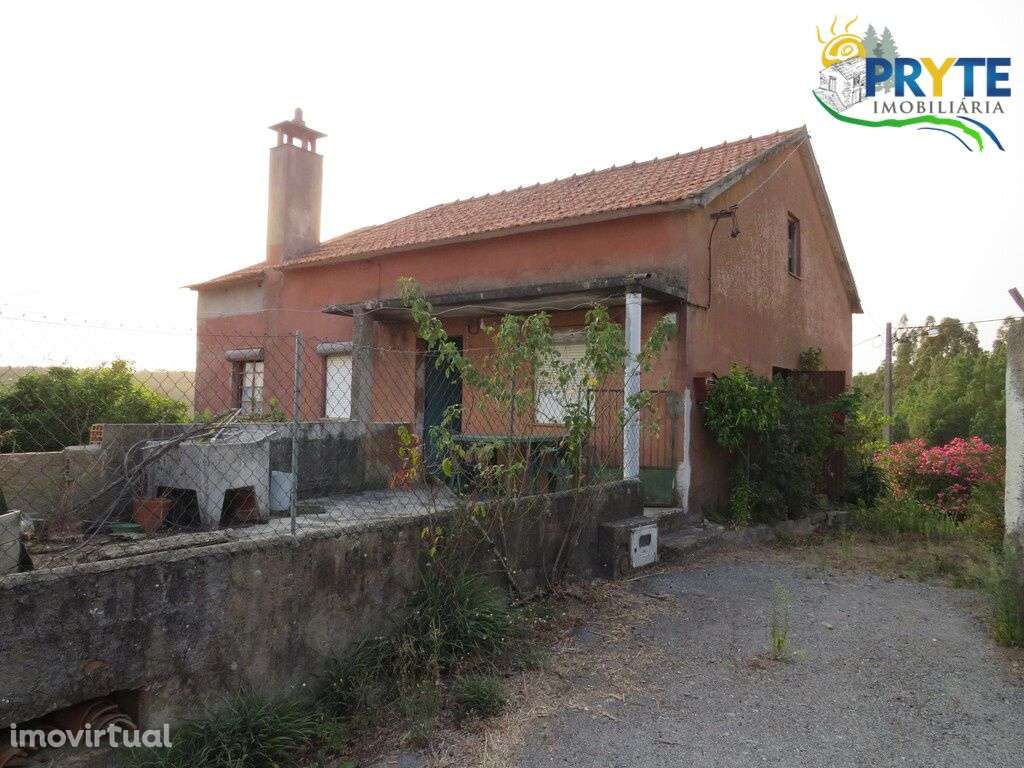 Moradia T3 com dois pisos e anexo situada perto da Sertã - Grande imagem: 3/19