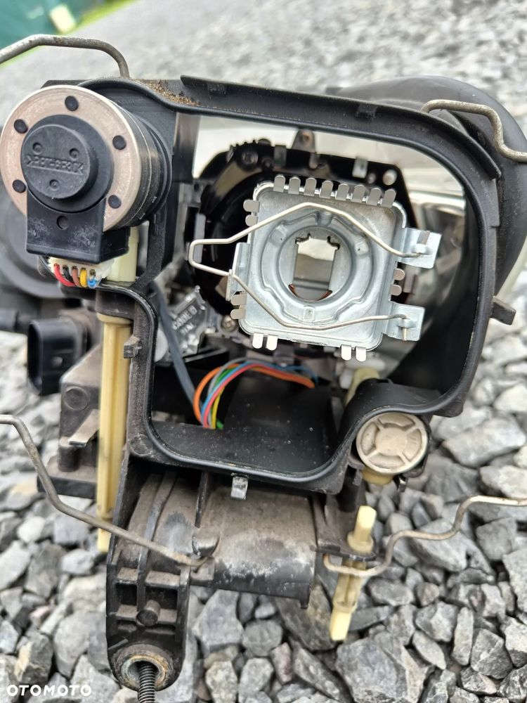 VW PHAETON LAMPA PRZEDNIA XENON LEWA UCHWYTY OK - 14