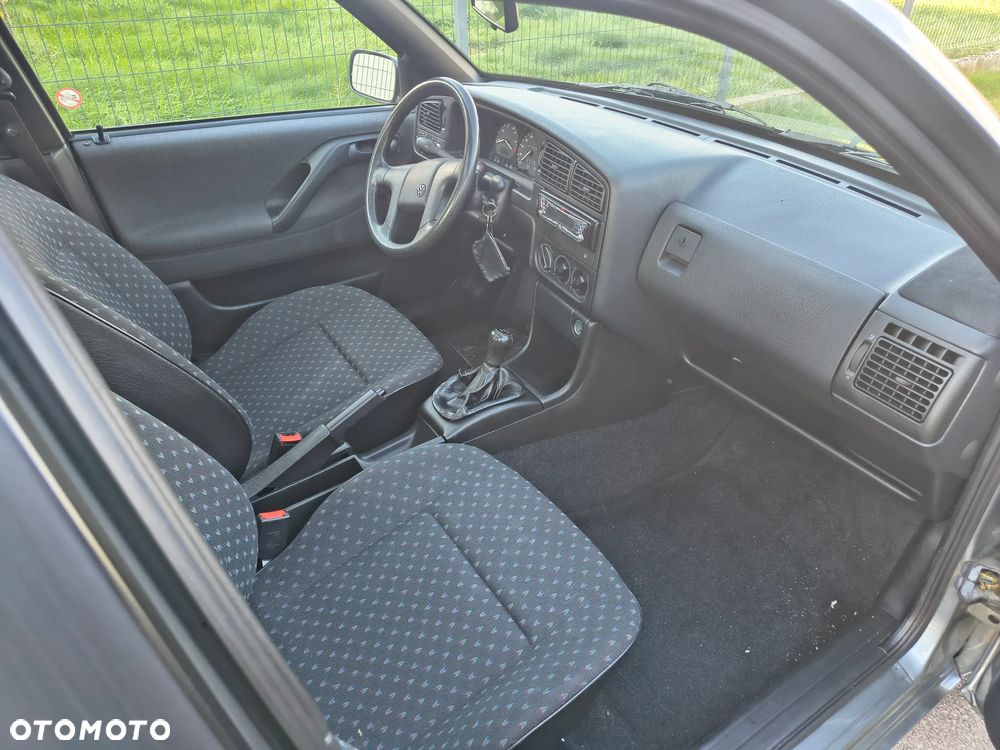 Volkswagen Passat 1.8 CL - 7