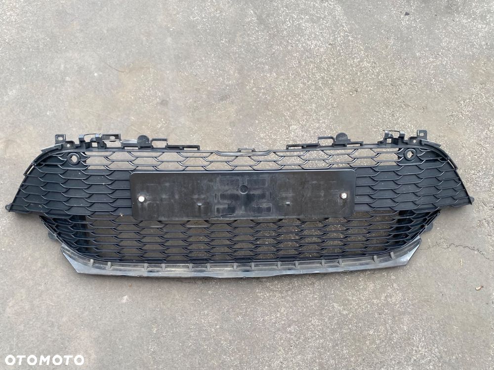 TOYOTA COROLLA E21 19- KOMBI HB KRATKA krata środkowa dolna ZDERZAKA przedniego ATRAPA GRILL KRATKA W ZDERZAK  przedni OTWORY NA PDC wlot powietrza przód hatchback E 21 E210 E 210  53112-02B10  53112-02B10/20 - 5