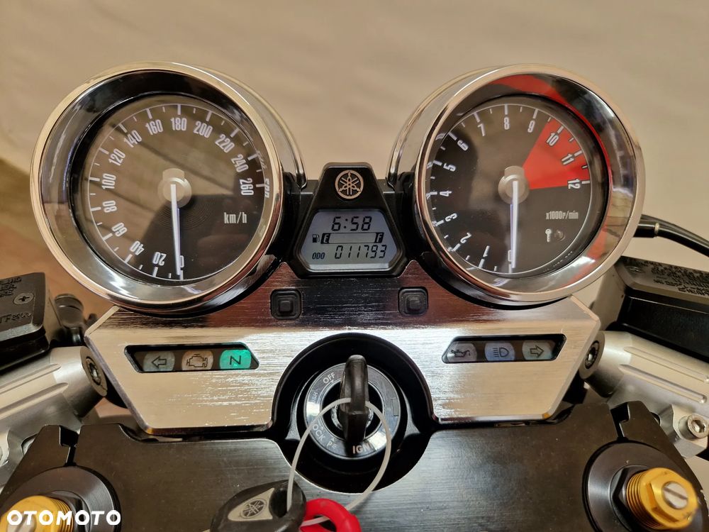 Yamaha XJR - 6