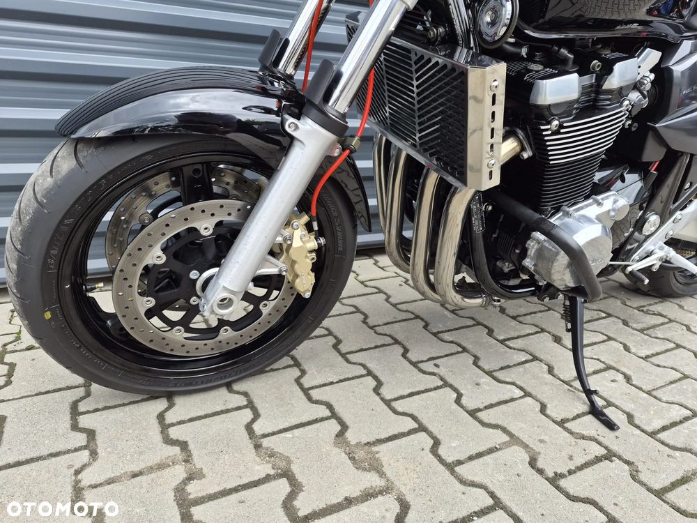 Suzuki GSX - 16