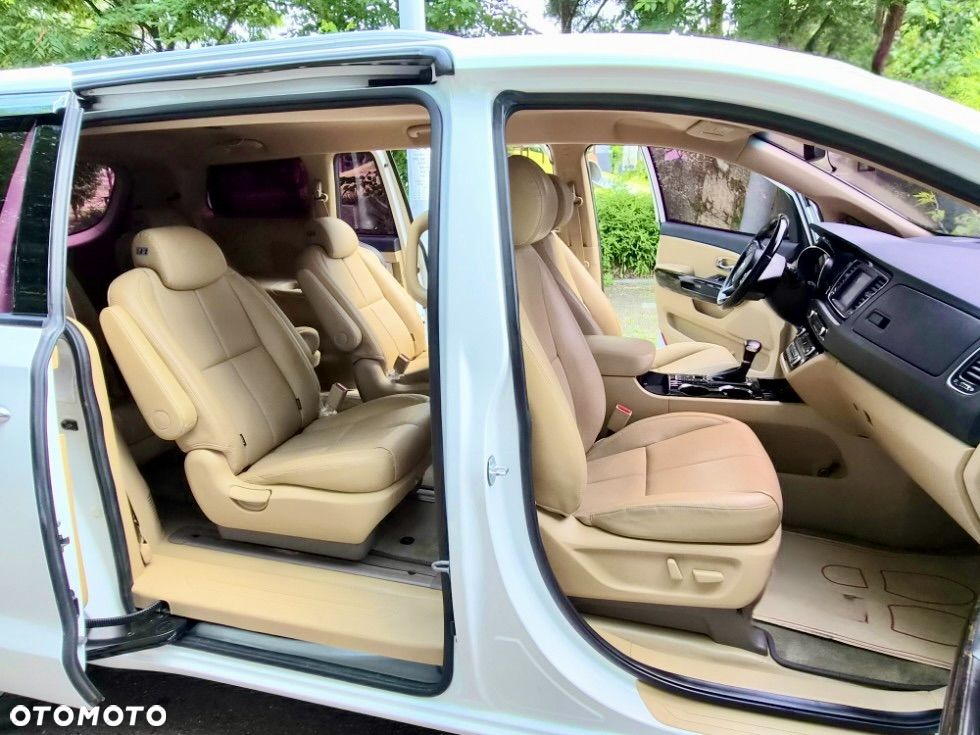 Kia Carnival - 12