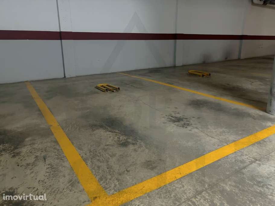 Garagem Espaçosa com Luz Natural em Lisboa - Grande imagem: 3/3