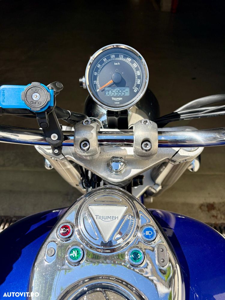 Triumph Bonneville - 16