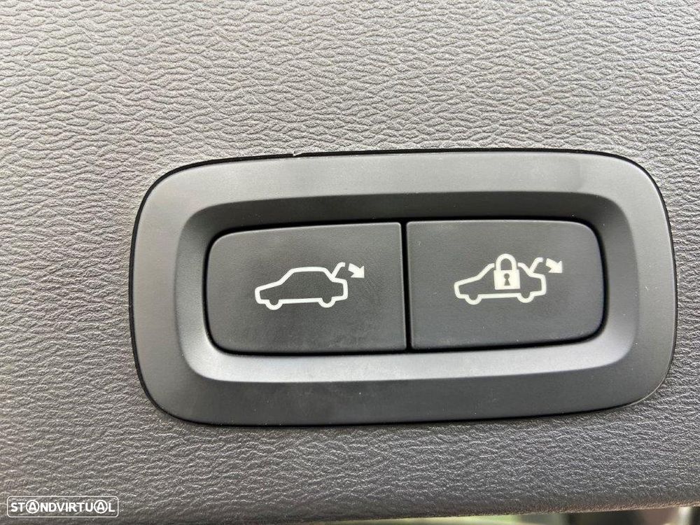 Volvo XC 40 2.0 B3 Plus Dark - 16