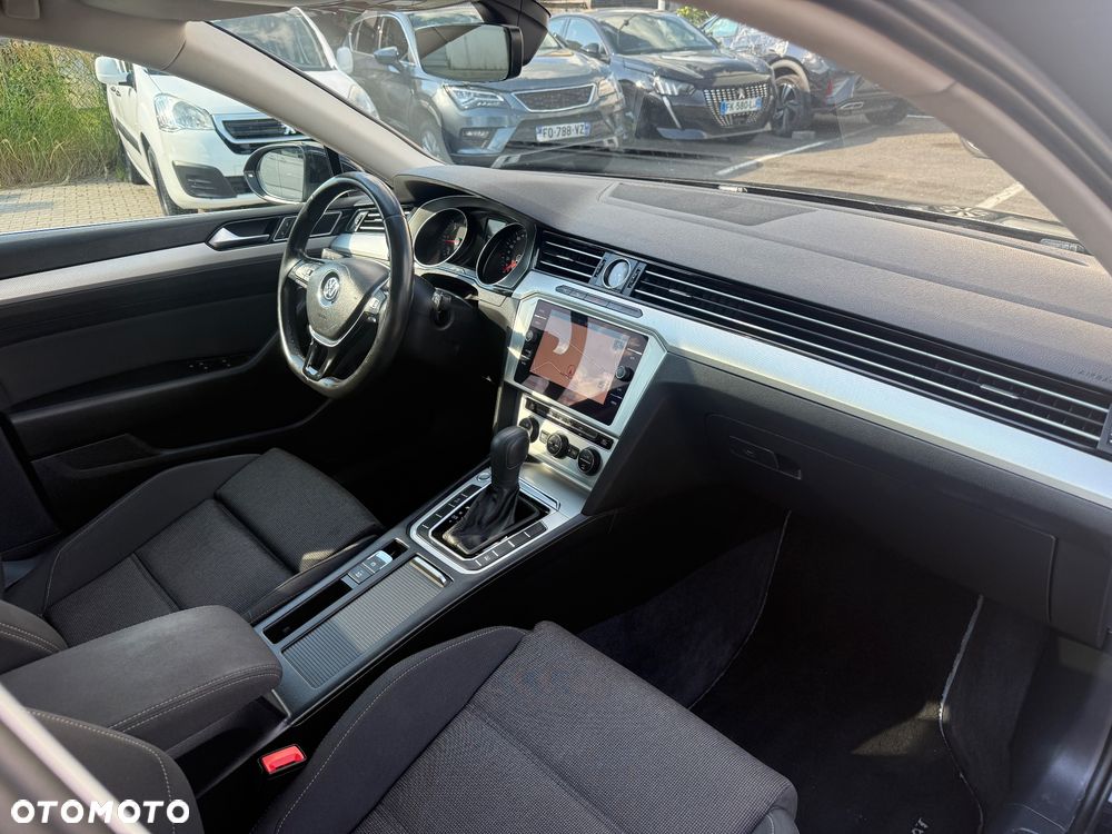 Volkswagen Passat 1.6 TDI SCR DSG Comfortline - 18