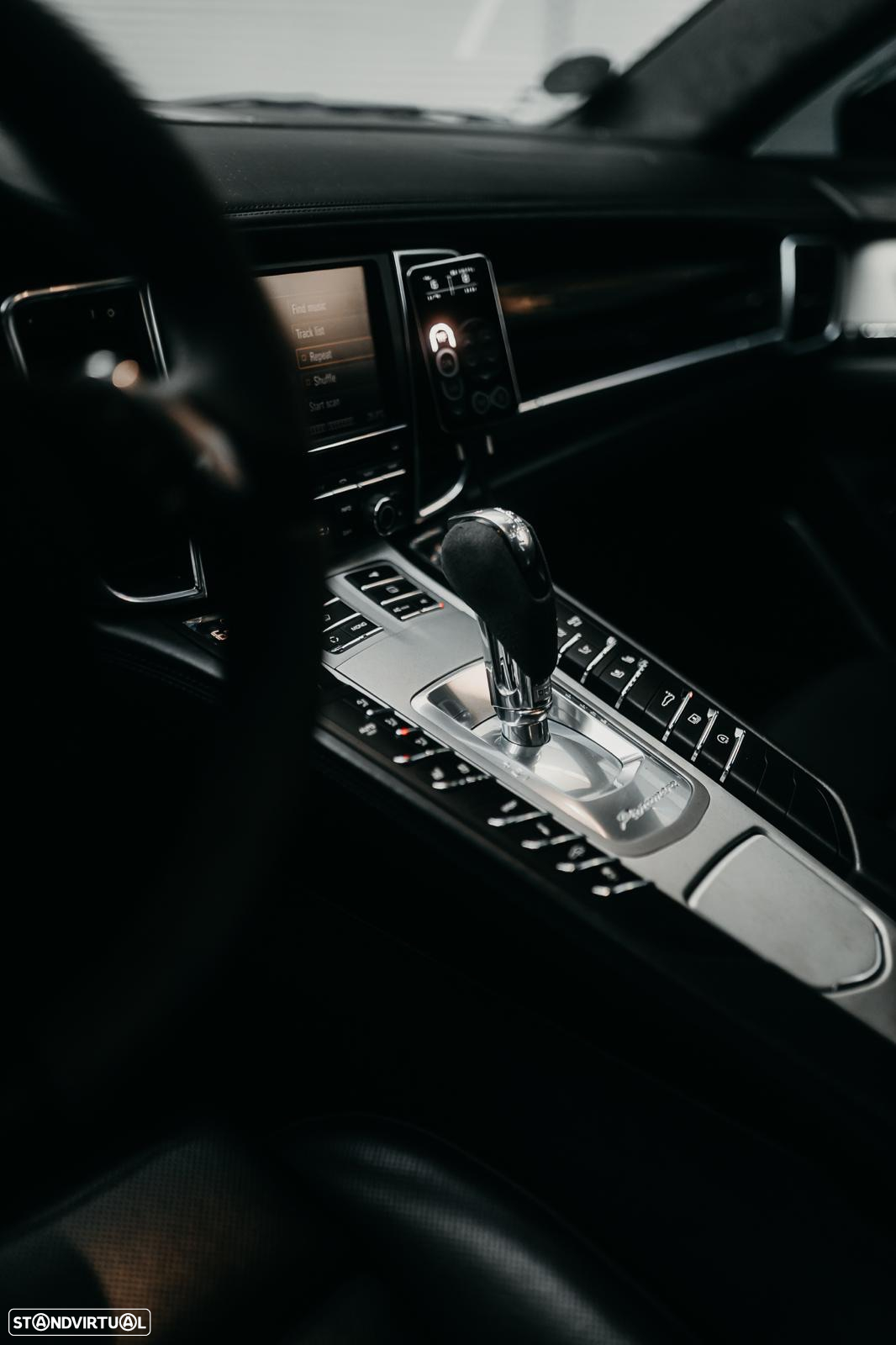 Porsche Panamera Turbo PDK - 23
