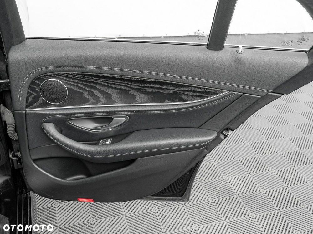 Mercedes-Benz Klasa E 350 d 4-Matic 9G-TRONIC - 32
